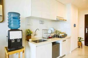 een keuken met een wastafel en een aanrecht bij NOCHE - 2 bedroom Skyhouse Apartment BSD in Tangerang