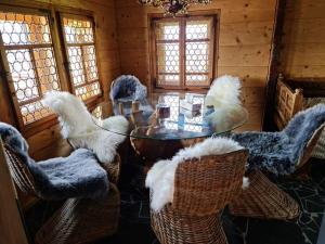 Coin salon dans l'établissement Chalet with view of the mountains and the Thun lake