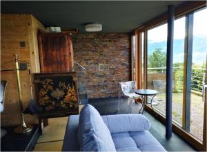 Coin salon dans l'établissement Chalet with view of the mountains and the Thun lake