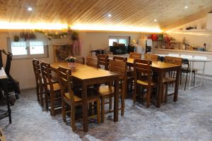 Kuchyň nebo kuchyňský kout v ubytování The Road Hotel