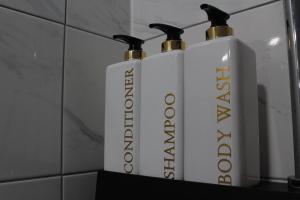 Certifikát, hodnocení, plakát nebo jiný dokument vystavený v ubytování The Road Hotel