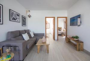 Televízia a/alebo spoločenská miestnosť v ubytovaní Acogedoras casas Entre Dos Vientos, cerca de la playa