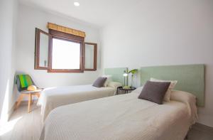 Posteľ alebo postele v izbe v ubytovaní Acogedoras casas Entre Dos Vientos, cerca de la playa