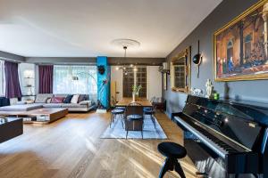ein Wohnzimmer mit Sofa und Klavier in der Unterkunft with Fascinating Bosphorus View in Besiktas in Istanbul