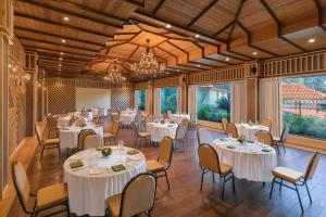 Un restaurant sau alt loc unde se poate mânca la Amritara Aura Resort & Spa