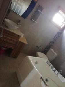 La salle de bains est pourvue d'un lavabo, de toilettes et d'une baignoire. dans l'établissement Vanz Villa, à Mont Choisy