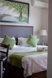 Un pat sau paturi într-o cameră la Le Grand Chateau Hotel