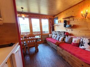 Appartement La Plagne, 2 pièces, 4 personnes - FR-1-353-24にあるシーティングエリア