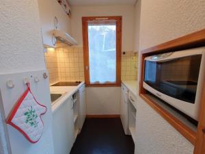 Appartement La Plagne, 2 pièces, 5 personnes - FR-1-353-78にあるキッチンまたは簡易キッチン