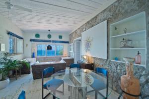 Gallery image of Unique, waterfront Villa la Madonnina for 6, waterfront, pool, parking in Furore