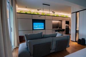 En TV eller et underholdningssystem på Athinaion Recreation Suites