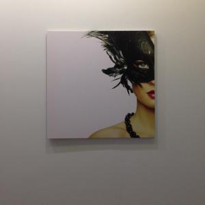 uma pintura de uma mulher com uma máscara na parede em Sea Rapsody Apartment em Adler
