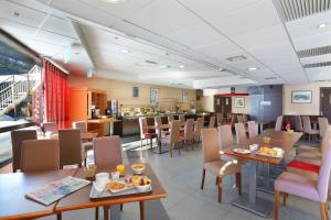 Suite Home Briancon Serre Chevalier tesisinde bir restoran veya yemek mekanı