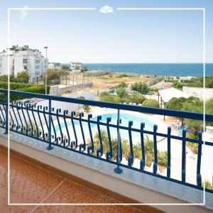 balcón con vistas a la piscina y al océano en Residence Baia degli Sciti, en Torre a Mare