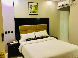 Ένα ή περισσότερα κρεβάτια σε δωμάτιο στο BW Starfire Hotel
