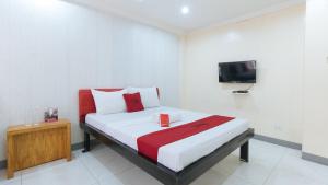 מיטה או מיטות בחדר ב-RedDoorz at DBuilders Rooms Lower Bicutan