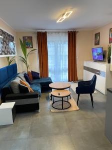- un salon avec un canapé bleu et une table dans l'établissement Apartament Nad Nielbą, à Wągrowiec