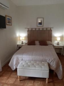 1 dormitorio con 1 cama grande y edredón blanco en Studio Masol avec terrasse, en Amélie-les-Bains-Palalda