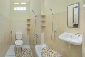Duas fotografias de uma casa de banho com WC e lavatório. em OYO 90526 New Bunga Sonsang Homestay Syariah em Padang