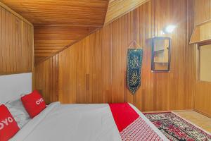 Ένα ή περισσότερα κρεβάτια σε δωμάτιο στο OYO 90526 New Bunga Sonsang Homestay Syariah