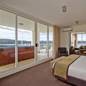Un pat sau paturi într-o cameră la Mantra Ettalong Beach