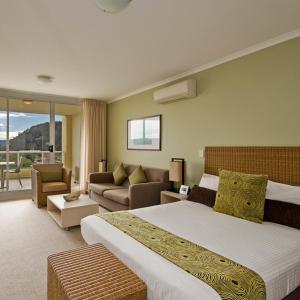 Un pat sau paturi într-o cameră la Mantra Ettalong Beach