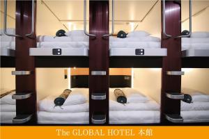 東京的住宿－東京環球飯店，一间客房内的四张双层床