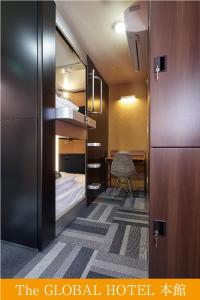 The Global Hotel Tokyo tesisinde bir ranza yatağı veya ranza yatakları