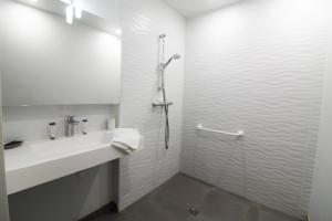 Ένα μπάνιο στο Le Lumineux avec Jacuzzi Privatif et parking privé