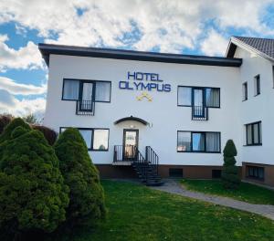 un edificio blanco con las palabras "dinámica de hotel" en Olympus Hotel en Kaunas