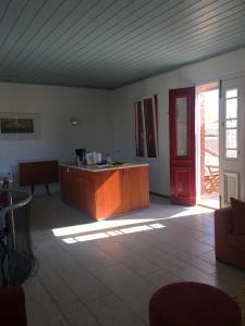 een woonkamer met een bureau en een rode deur bij Irini’s house in Chios