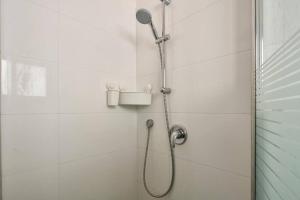 y baño con ducha con cabezal de ducha. en Arnon APR Gordon area, en Tel Aviv