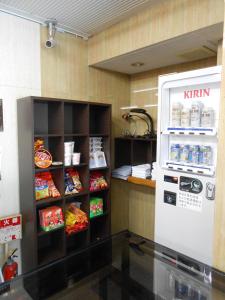 Un refrigerador krispy kreme en una tienda con comida en Kakegawa Station Hotel, en Kakegawa