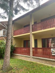 Budova, v ktorej sa apartmán nachádza + 37 fotografií