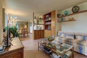 - un salon avec un canapé et une table dans l'établissement Villa Tobia Lake View Apartment, à Côme
