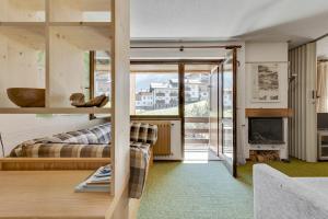ein Wohnzimmer mit einem Sofa und einem Kamin in der Unterkunft Santa Caterina Isola Apartment in Santa Caterina Valfurva