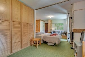ein Schlafzimmer mit einem Bett und einem TV in der Unterkunft Santa Caterina Isola Apartment in Santa Caterina Valfurva