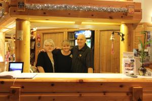a group of three people standing in front of a counter at Hotel Hetan Majatalo in Enontekiö