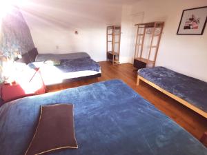 two beds in a room with blue sheets at Le Clos Cornely-maison rénovée Carnac-14 couchages in Carnac