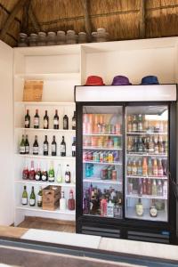 een koelkast gevuld met veel verschillende soorten dranken bij Shingwedzi Hotel in Benoni