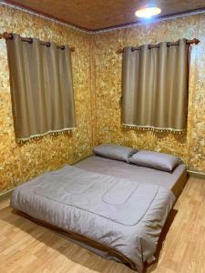 1 dormitorio con 1 cama en una habitación con cortina en Sleep & fishing Pua, en Nan