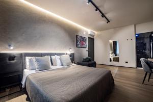 Tempat tidur dalam kamar di Corso 84 Luxury Suites
