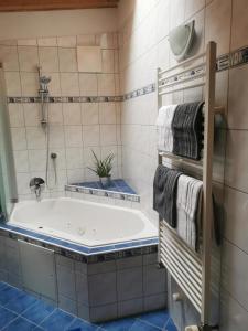 ein Bad mit einer großen Badewanne in einem Zimmer in der Unterkunft Ferienwohnung Christina in Ried im Zillertal