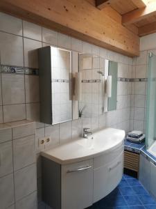 y baño con lavabo y espejo. en Ferienwohnung Christina, en Ried im Zillertal