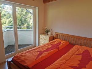1 dormitorio con cama y ventana grande en Ferienwohnung Christina, en Ried im Zillertal