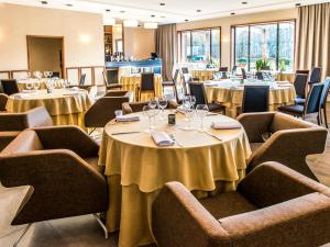 jadalnia ze stołami i krzesłami z kieliszkami do wina w obiekcie Hotel Delicjusz w mieście Trzebaw