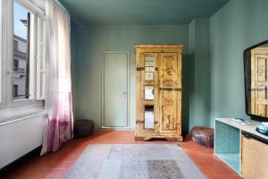 numa l Rodo Rooms & Apartments في فلورنسا: غرفة بها باب قديم ونافذة
