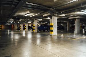 un estacionamiento vacío con coches aparcados en él en Pure Rental Apartments en Wroclaw