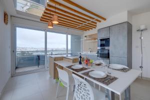 Köök või kööginurk majutusasutuses Stunning Apartment in a Central Location with Views