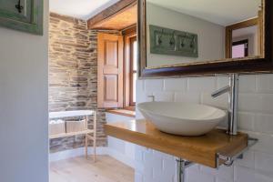 La salle de bains est pourvue d'un lavabo en bois. dans l'établissement Casas de Outeiro, à Samos 54 autres photos
